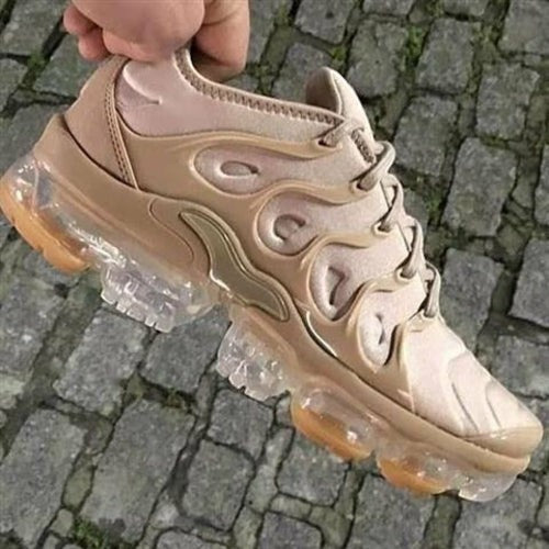 Zapatillas deportivas technodrive de mujer en color beige, con suela de burbujas transparente y detalles dorados.