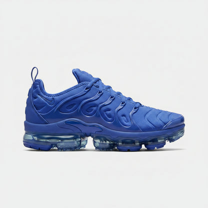 Zapatillas deportivas technodrive de color azul eléctrico con suela de burbujas transparentes y detalles de TPU. Diseño casual de verano.
